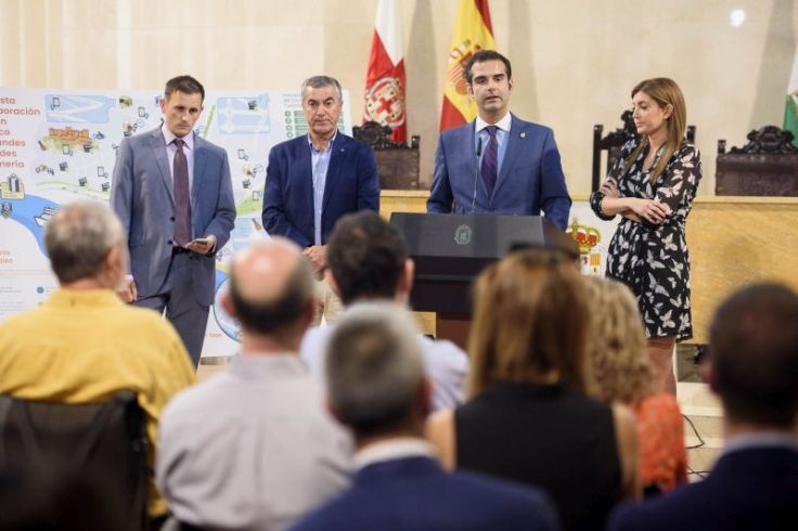 Almeria-alcalde-y-Carolina-presentación-propuesta-plan-turismo-de-grandes-ciudades-Almería-2